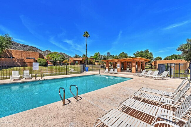 Building Photo - 808 E Cochise Dr