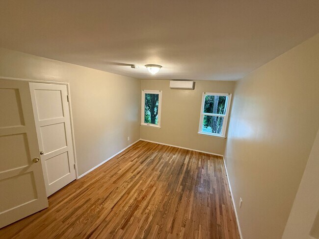 Building Photo - Charming One-Bedroom Apartment | South of the Blvd – Sherman Oaks
