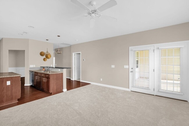 Building Photo - Beautiful Maintanance-Free 3 bedrooms 3 FU...