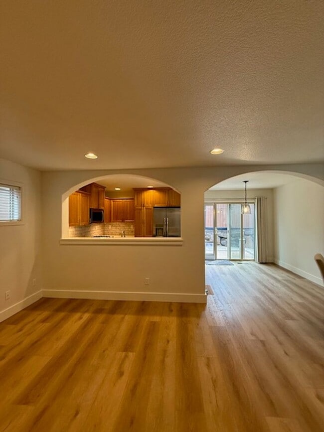 Building Photo - Beautifully renovated in NW Bend!  A/C!