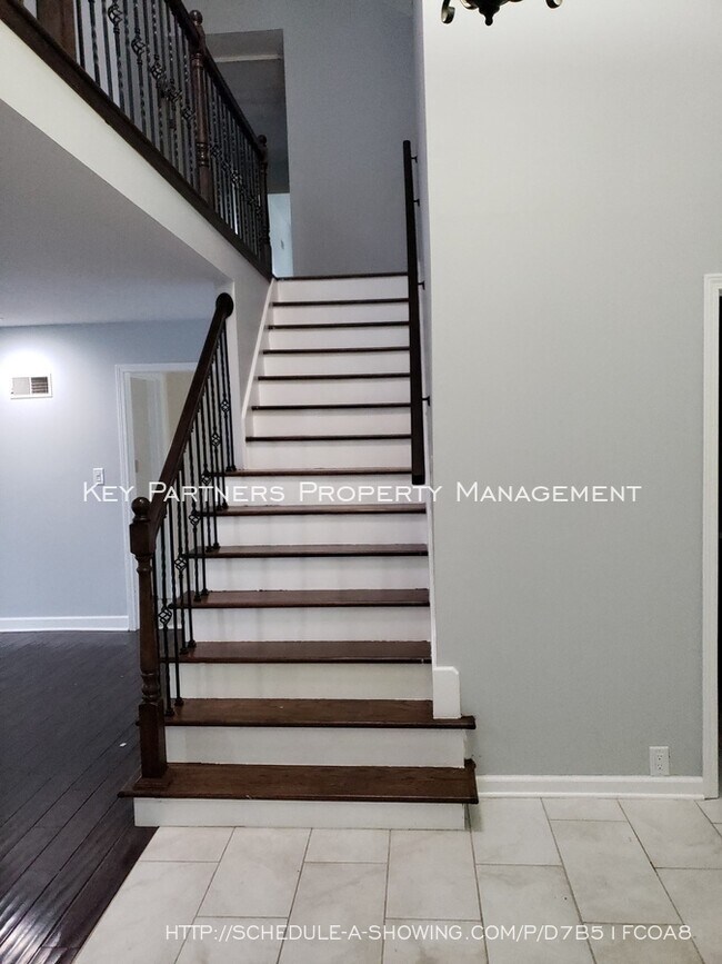 Building Photo - 8620 W 117th - SPACIOUS and Updated!