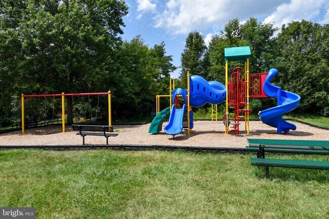 Building Photo - 6905 Victoria Dr