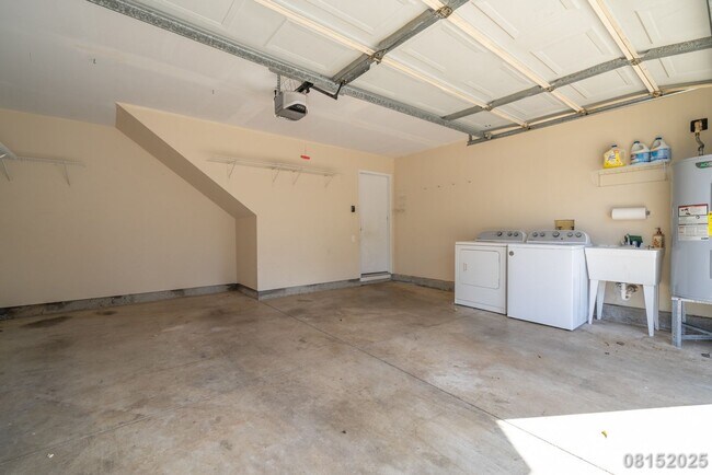 Building Photo - $3800 /3 Bed / 2 Bath / 3 Parking in Ewa B...