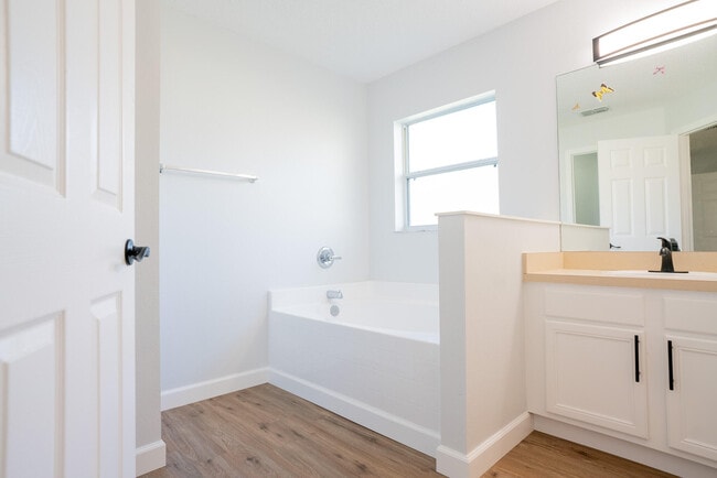 Building Photo - 2001 SW Ember St