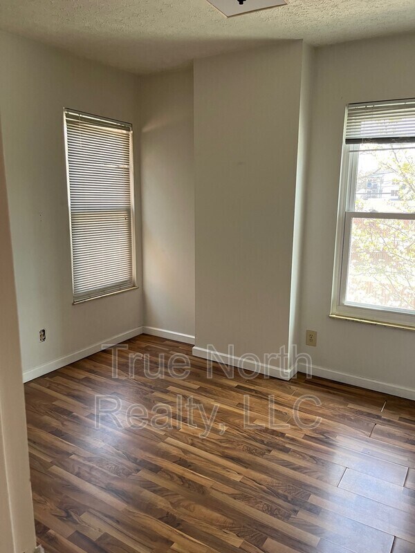 Building Photo - 1160 1/2 Oak Street