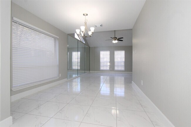 Building Photo - 4611 Silver Fox Dr