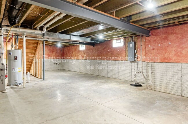 Building Photo - 578 Tallman St