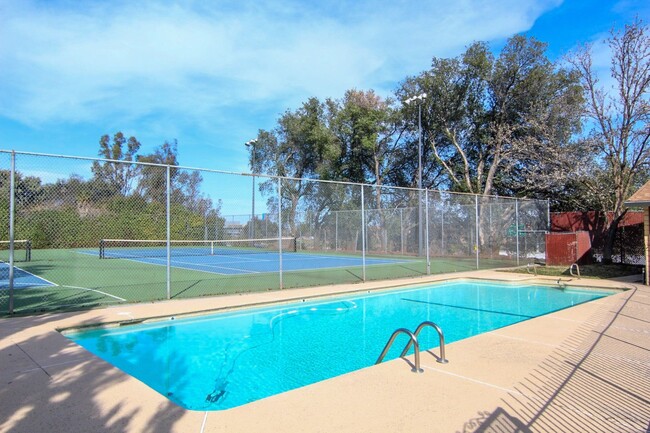 Building Photo - Remodeled Redding Condo!