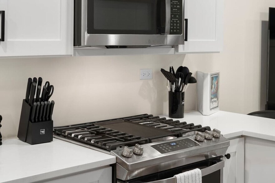 Building Photo - 1543 N Claremont Ave