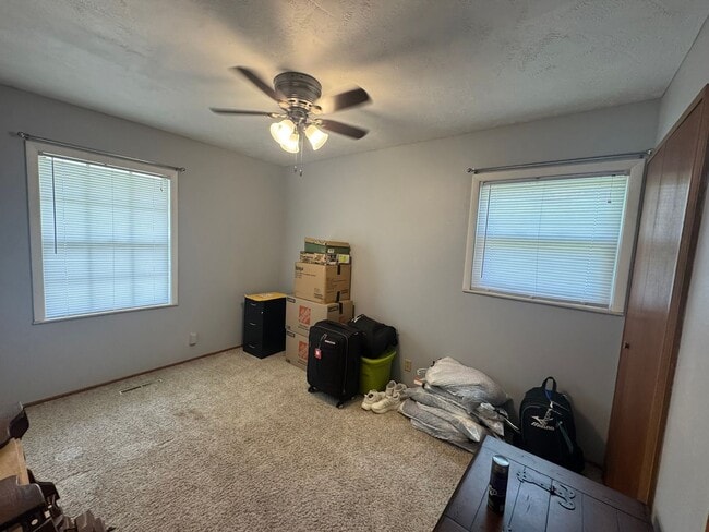 Building Photo - 3 +1 Bed, 1 Bath with attached garage