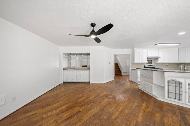 Building Photo - 2406 Parkwood Ln