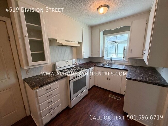 Building Photo - 4519 Division St