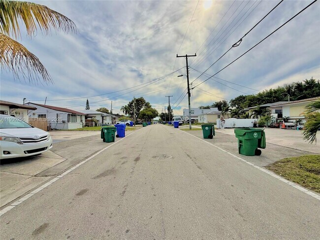 Building Photo - 1001 NW 23rd Ct