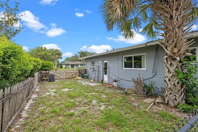 Building Photo - 2622 Hibiscus Ct
