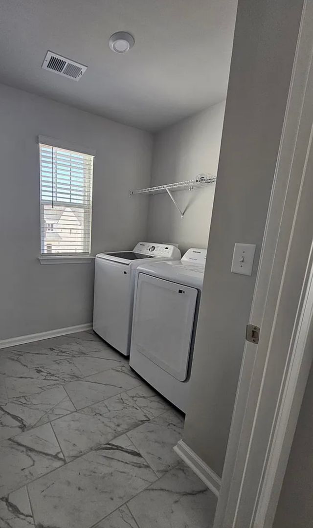 Building Photo - Very Spacious Townhome Available For Move In March 2026