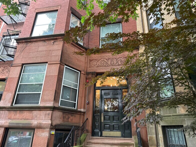 Primary Photo - 1071 Beacon St