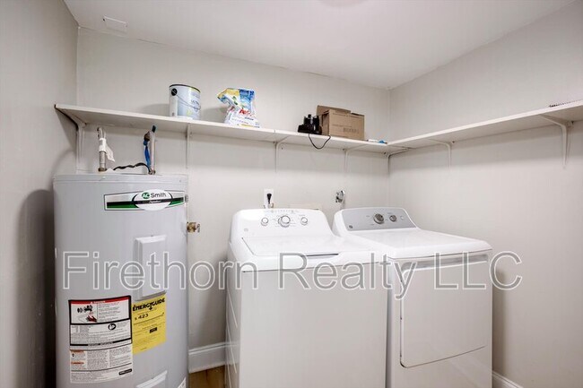 Building Photo - 2719a Meadowbrook Dr