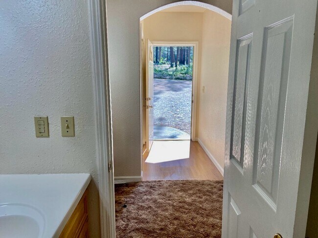 Building Photo - 14720 Lynshar Rd