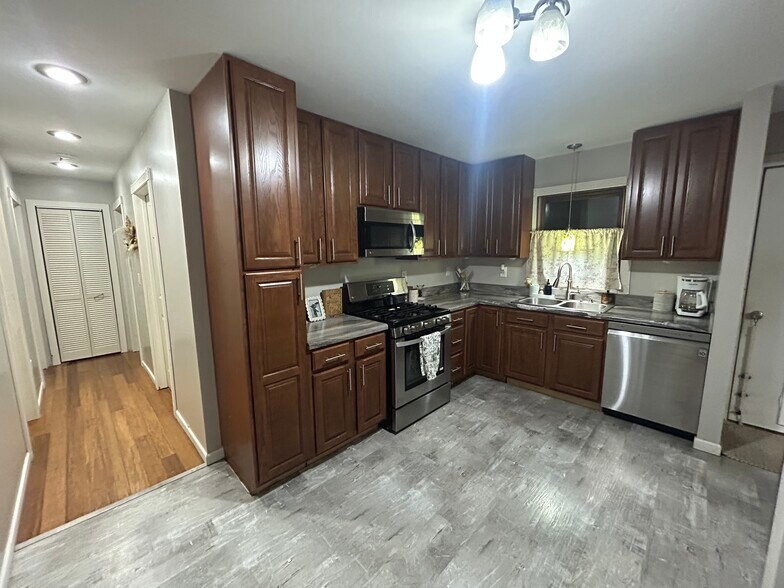 Building Photo - 479 Meadow Ln