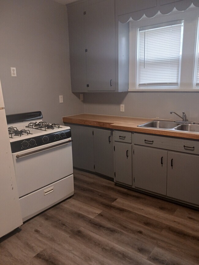 Building Photo - 210 Belden St