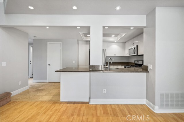 Building Photo - 4 Nightingale Dr