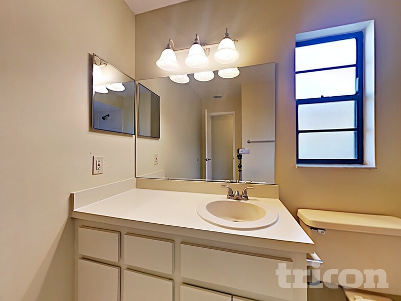 Building Photo - 610 Oakmoss Dr