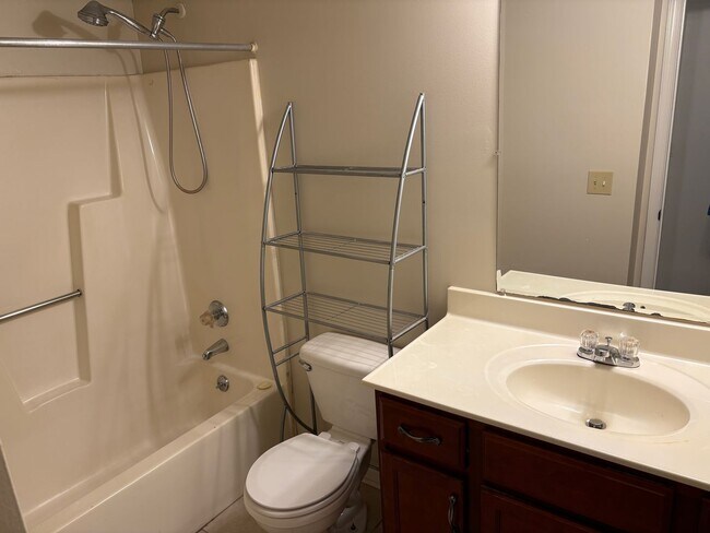 Building Photo - 2 Bedroom, 1 Bathroom Condo in Greensboro!