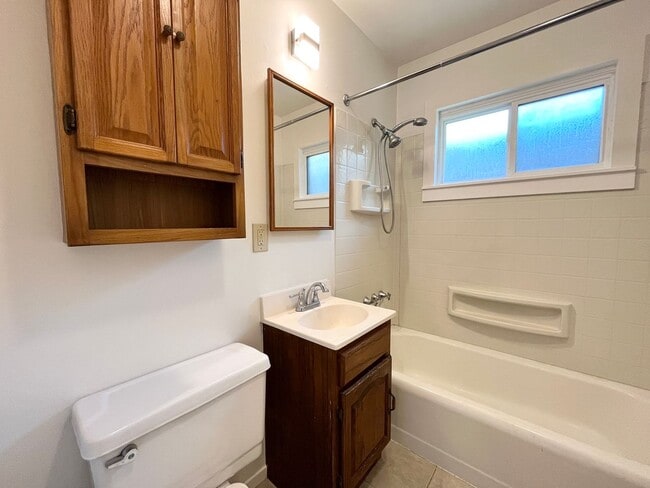 Building Photo - 1751 Parkside Dr