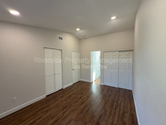 Building Photo - 9505 Arlington Ave