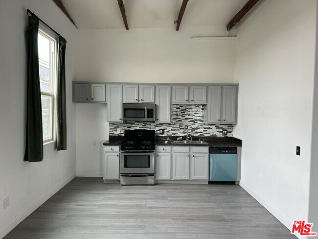 Building Photo - 726 S Santa Fe Ave