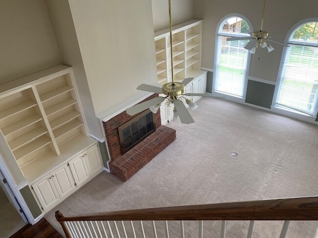 Building Photo - Lakefront family home