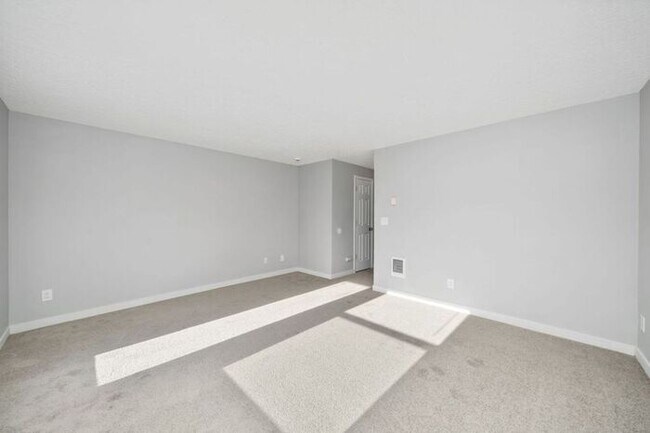 Building Photo - 2 bedroom unit. Pets OK! Lots of upgrades! Full size washer and dryer in every unit!!