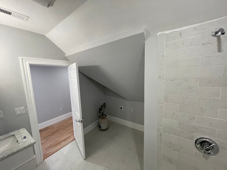 Building Photo - 158 Morrison Ave