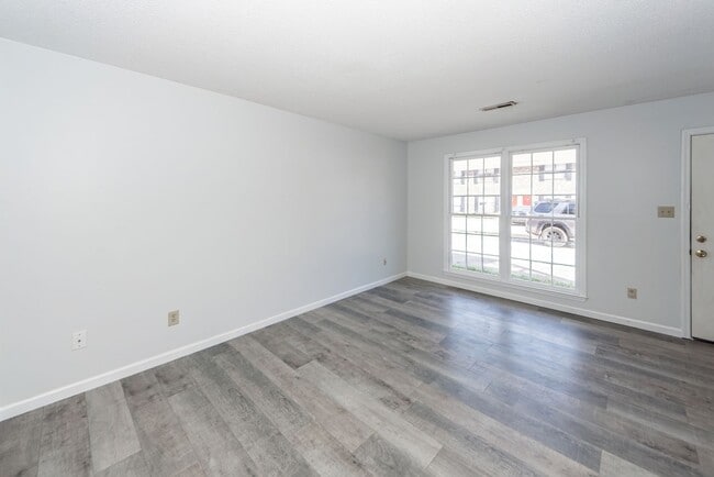 Building Photo - 2 Bedroom, 1.5 Bathroom Townhome - Summerville