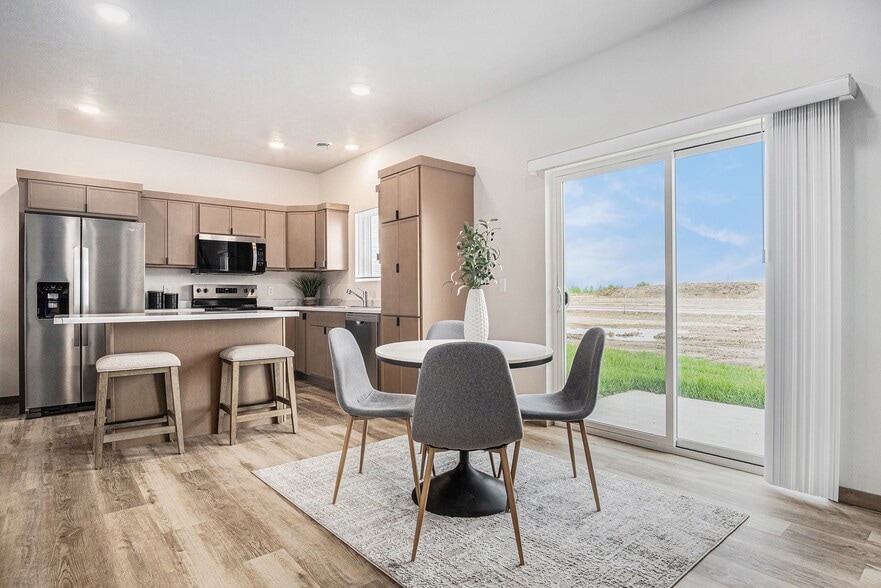 Primary Photo - The Rateliff 11