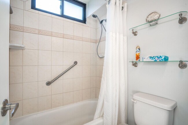 Building Photo - Ocean View 2/2 Fully Furnished + Newly Renovated Condo!