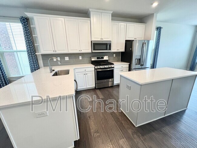 Building Photo - 240 Parkwood Ave