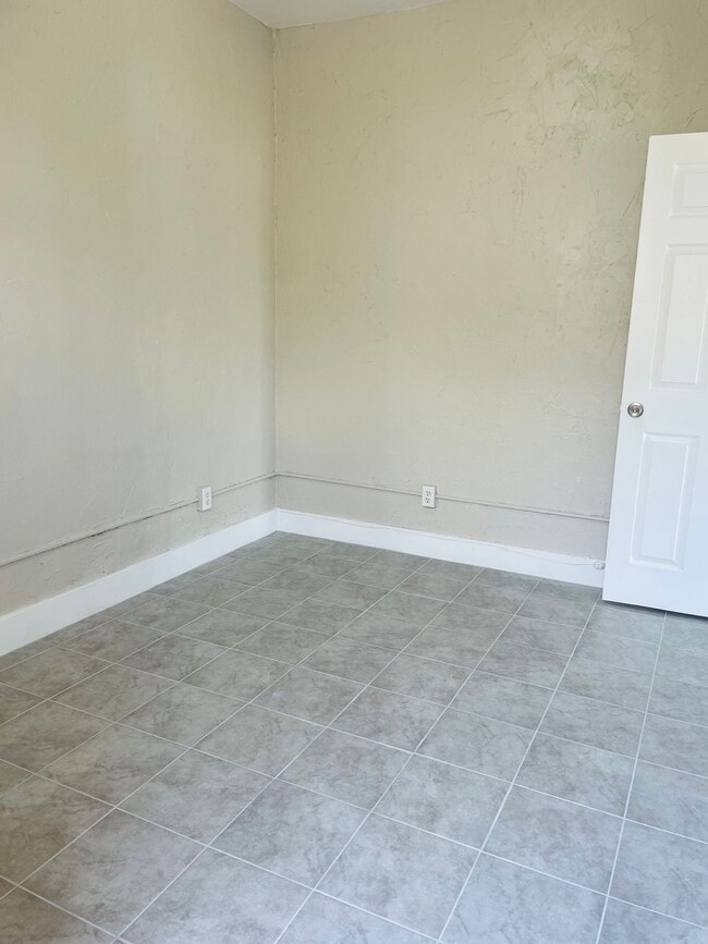 Building Photo - Fully Remodeled Charming Historic 2 Bed 1 ...