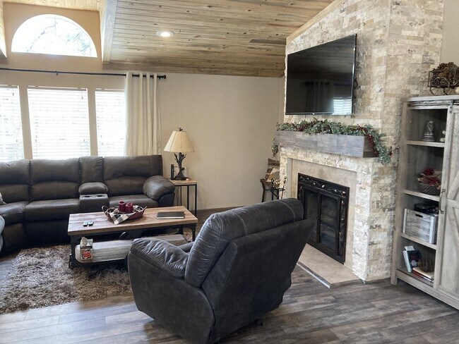 Building Photo - 3239 Pine Needle Dr