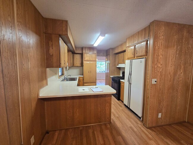 Building Photo - Light and Airy 2 Bedroom 2 Bath In Heather Glen Estates