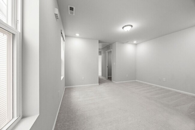 Building Photo - Charming 3BD/2.5BA Located In raleigh NC!!!