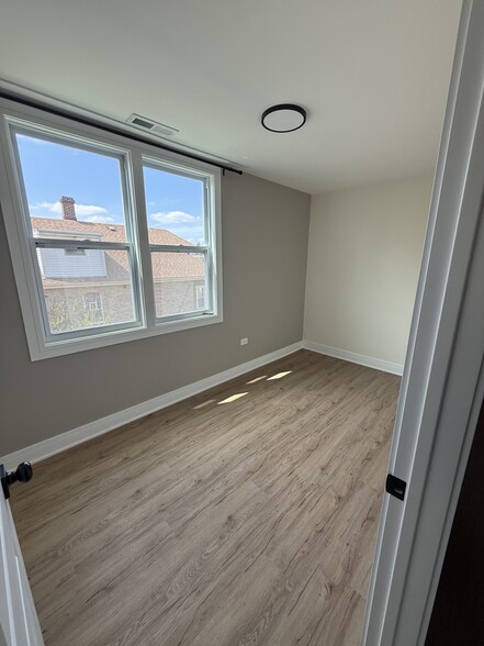 Building Photo - 5102 W Belden St