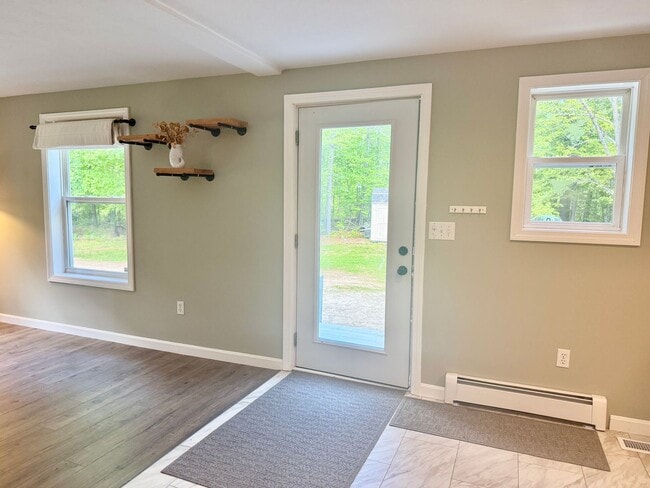 Building Photo - Sunny & Spacious 4 bedroom home