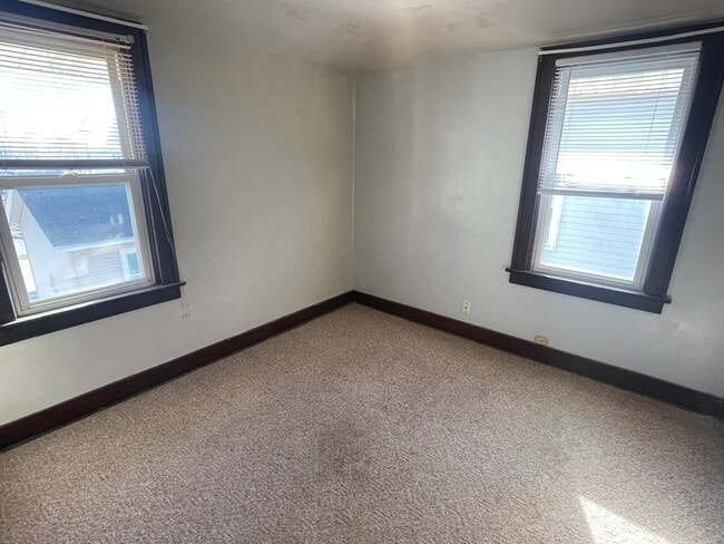 Building Photo - Dawes, 306-308