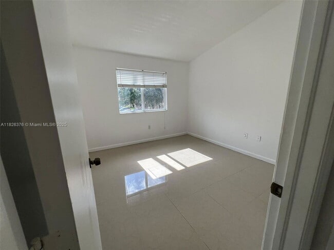 Building Photo - 990 NE 33rd Terrace