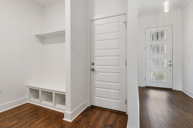 Building Photo - 6843 Kodiak Dr
