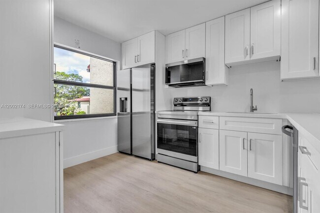 Building Photo - 8535 Casa Del Lago