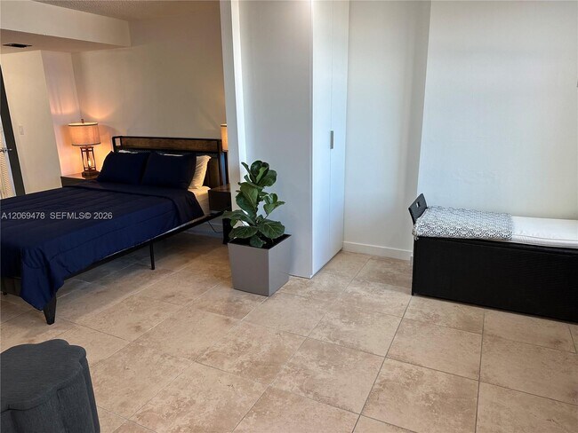 Building Photo - 6039 Collins Ave