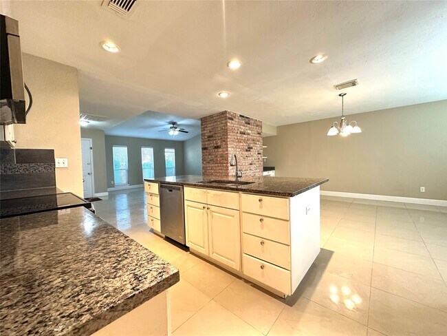 Building Photo - 423 Lee Dr