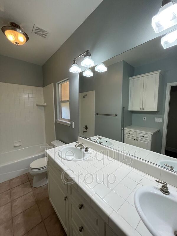Building Photo - 608 W Evergreen Ct